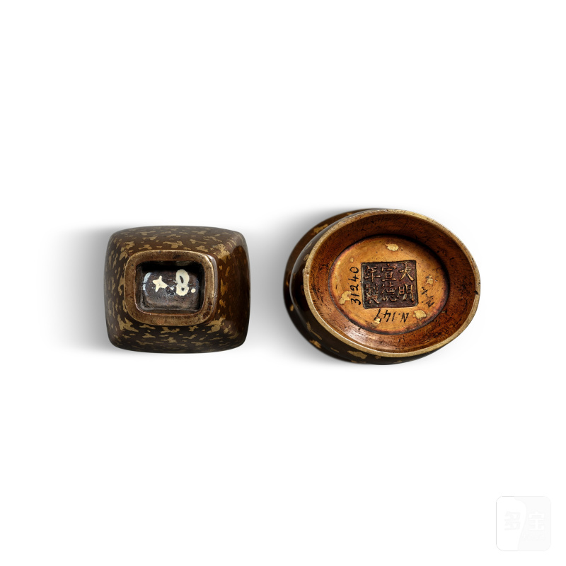 Two gold-splashed bronze archaistic vases, Late Ming - early Qing dynasty | 明末清初 灑金銅仿古觶及方壺 - 图3